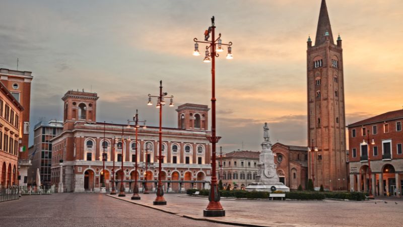 C:\Users\ASUS\Pictures\Roma Meydanı-Forlì-Dante-Beatrice-İlahi-Komedya.jpg