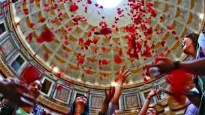 C:\Users\ASUS\Pictures\roma-meydanı-pantheon-a-rainfall-of-petals-pentecosto-rain-of-roses-.jpg